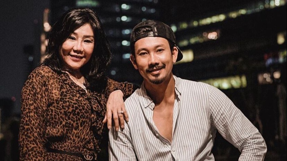 Potret Denny Sumargo dan Sang Ibu